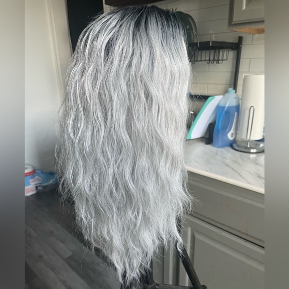 Like-New Wavy Lace-Front Silver Rooted Shoulder-Length Wig - Versatile Style - Picture 4 of 5